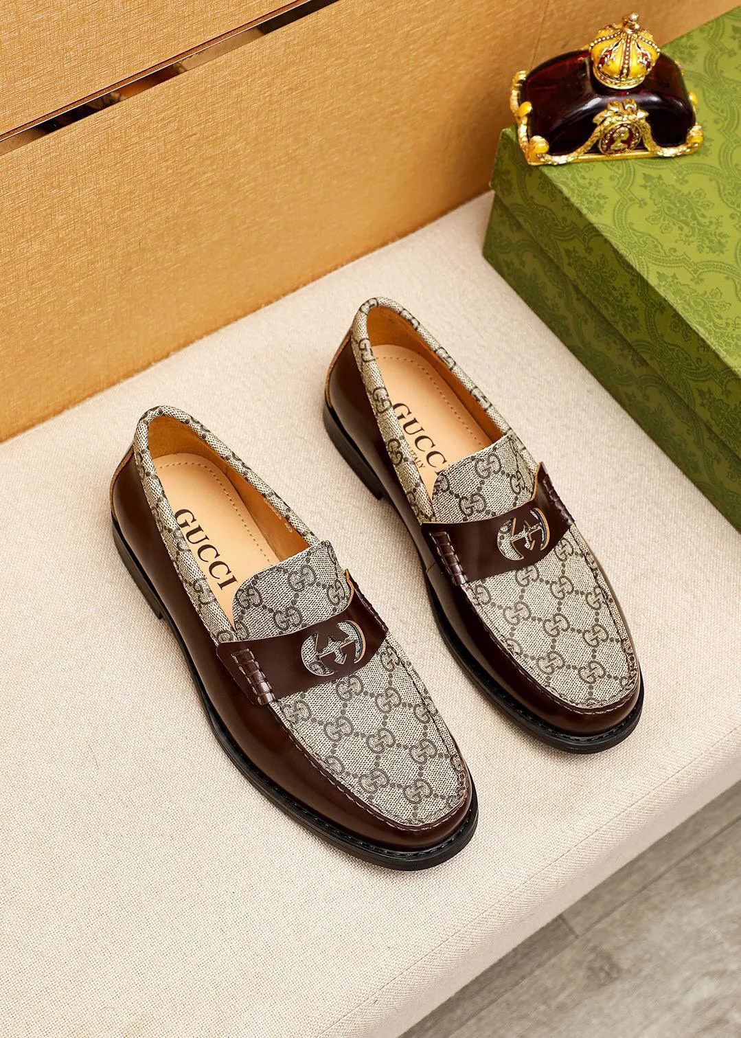 Men's shoes 💰480 💐 Product trademark: GUCCI "Gucci" casual leather shoes Regular size: 38-44 (45🉑️customized) Product materials: Selected imported first-layer open-edge beaded cowhide leather upper + luxury hardware buckle, imported water-dyed cowhide leather lining. Strong three-dimensional visual effect, combined outsole Color: 3⃣️colors available